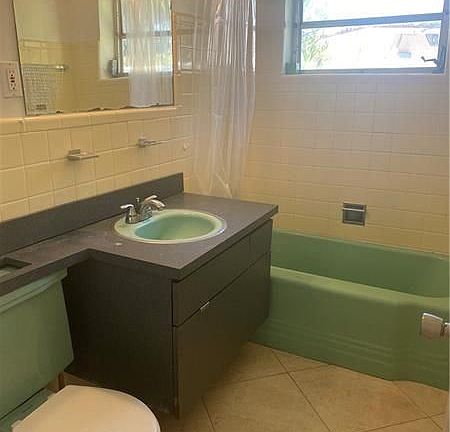 4th image of 2631 NE 49th St
