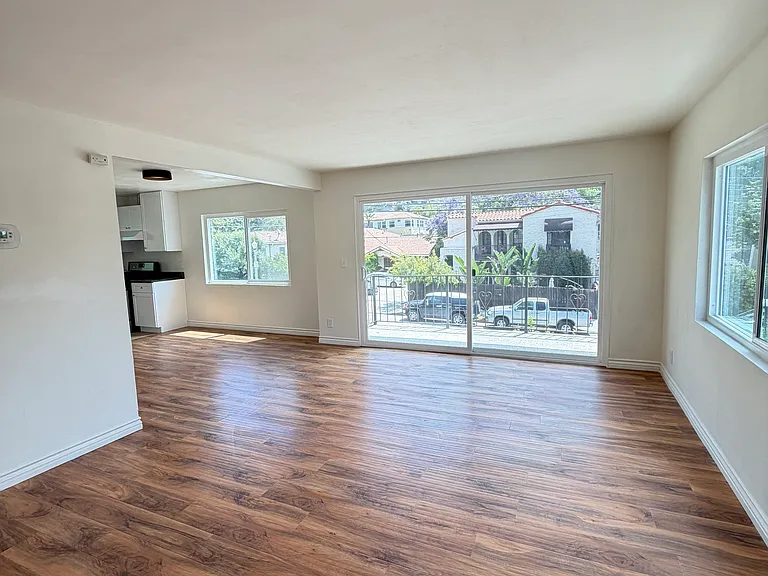 2421 N Beachwood Dr #2 — Photo 2
