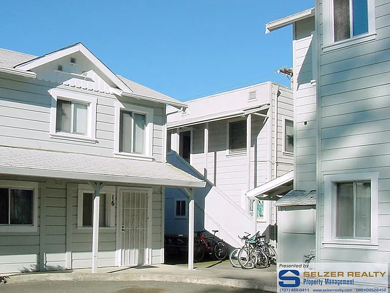 104 S Oak St — Photo 4