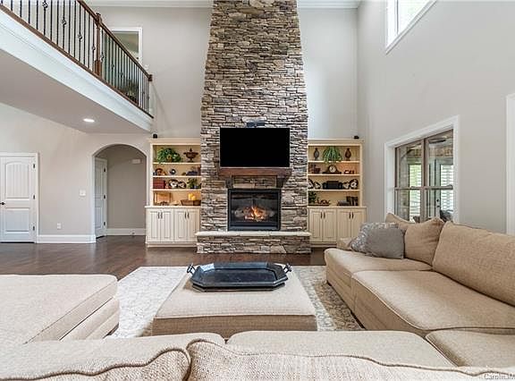 3rd image of 141 Hermance Ln