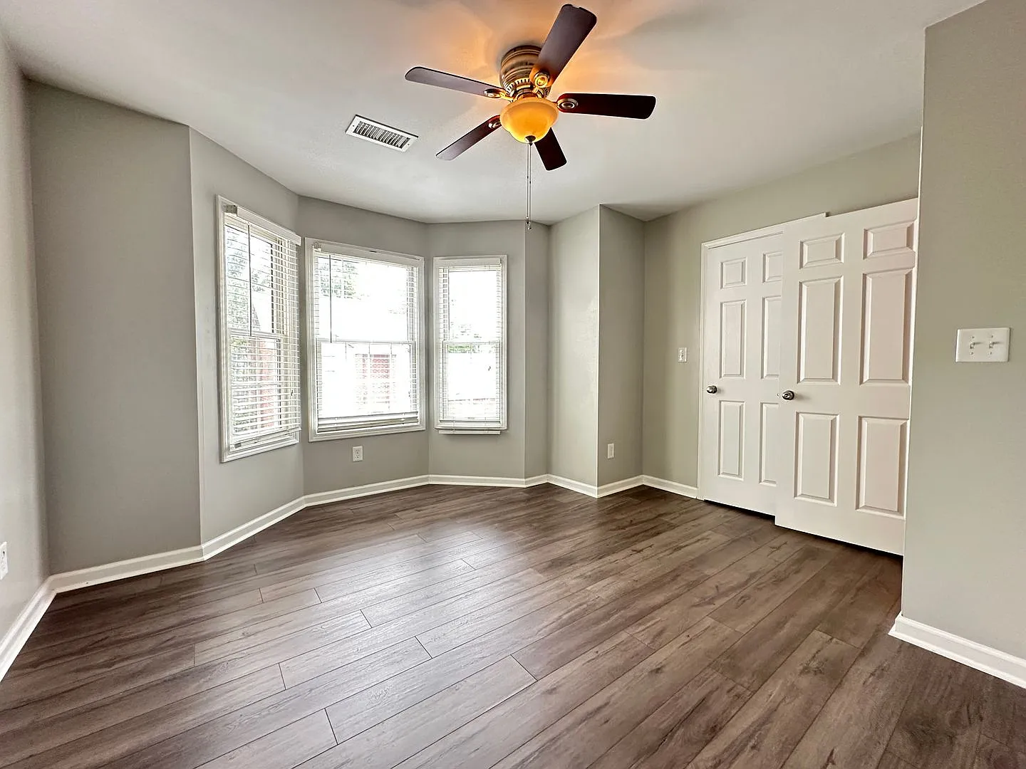 Upscale Townhouse near UK! All Electric, Off-Street Parking, Near UK Hospital, Small Pets Ok! — Photo 3