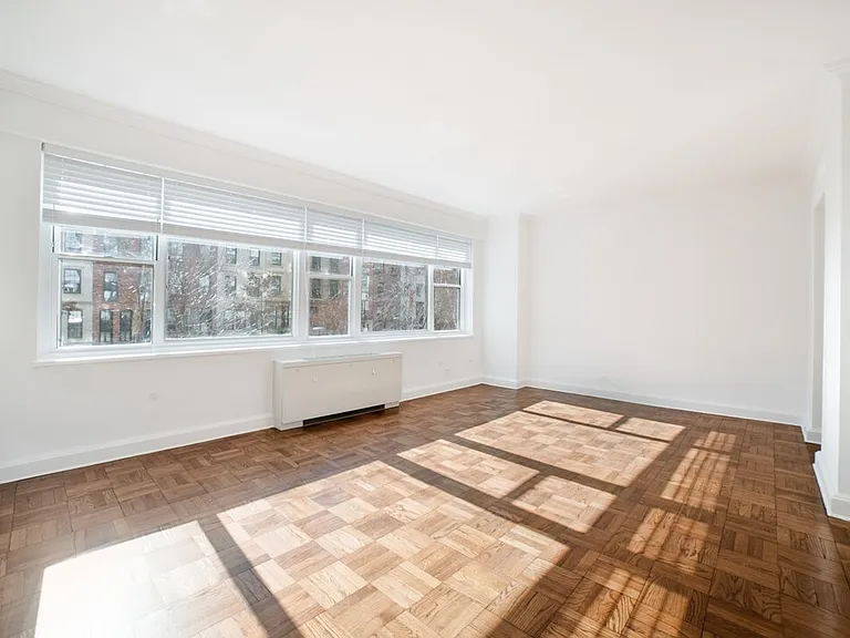 215 E 68th St #5G — Photo 1