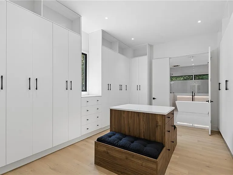 1000 Clementstone Northeast Dr — Photo 23