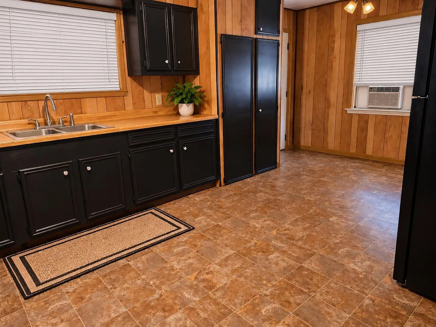 3 bed, 1.0 bath, 1229 sqft, $1,300 — Photo 4