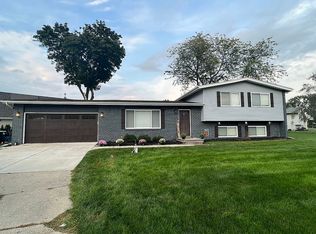 2518 Golden Shore Ct, Fenton, MI 48430