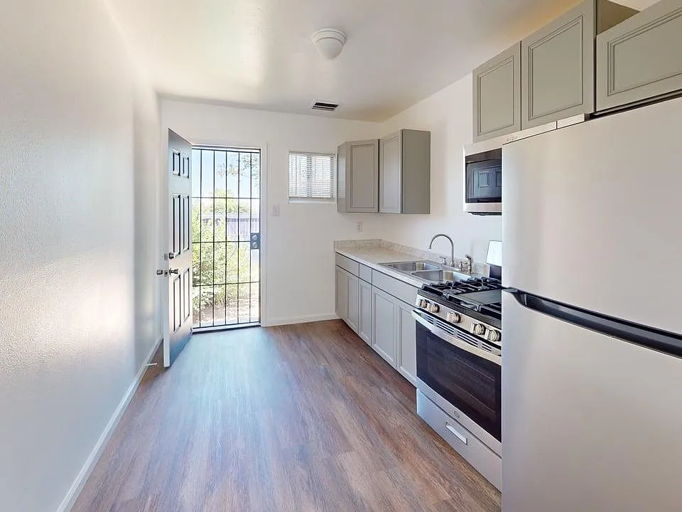 Renovated 2 Bed Apts w/ washer / dryer & Private Yards