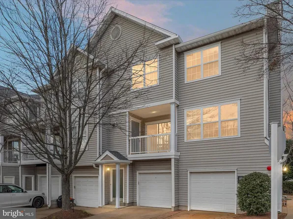 12798 Fair Briar Ln, Fairfax, VA 22033