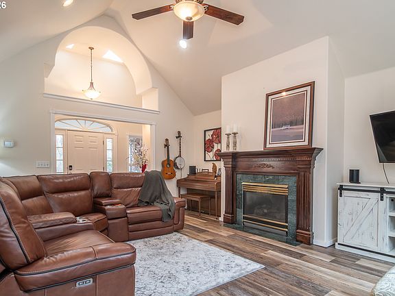 4th image of 1050 NE Garden Valley Blvd