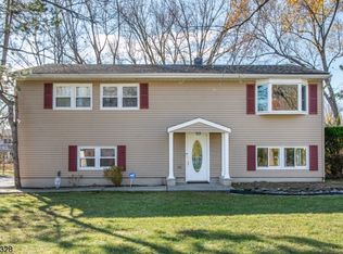 31 Long Acres Rd, Fairfield, NJ 07004