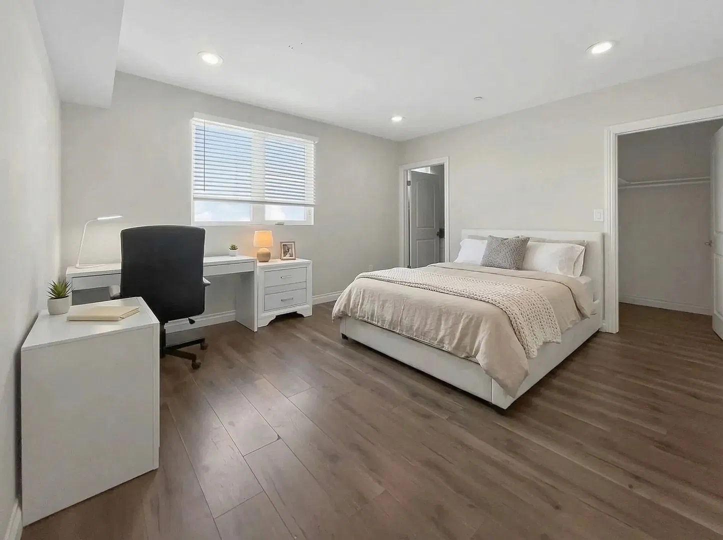 MH 1334 W 37th Pl — Photo 3