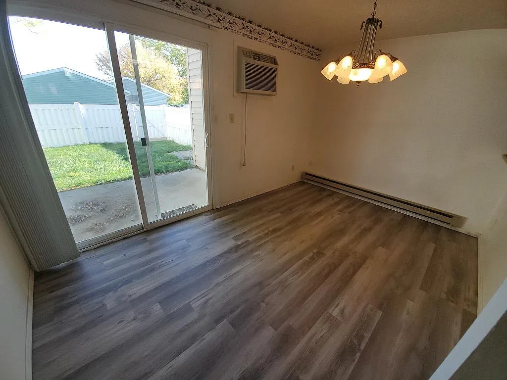 2 bed, 1.0 bath, 896 sqft, $1,225 — Photo 1