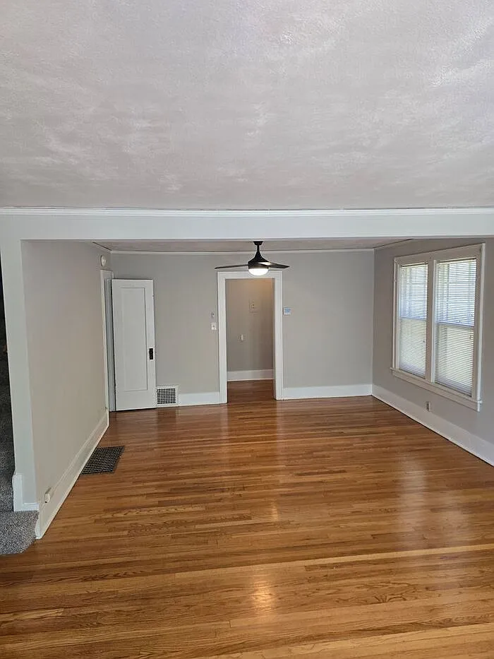 3 bed, 1.0 bath, 1369 sqft, $1,695 — Photo 2
