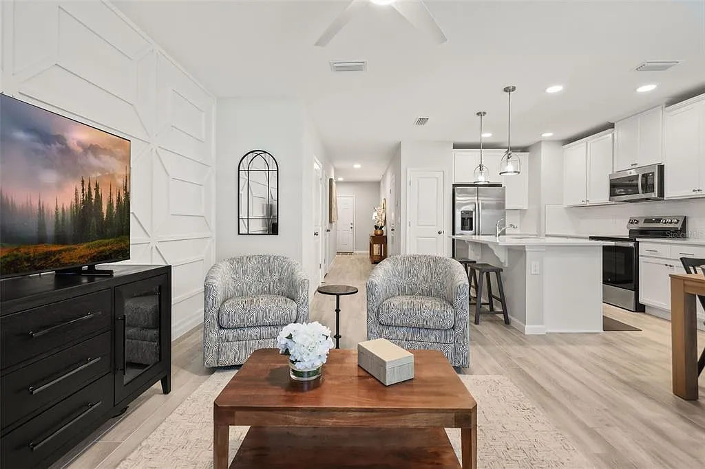 3 bed, 2.5 bath, 1451 sqft, $3,500 — Photo 3