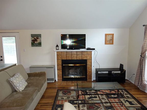 5th image of 30 Margaret Dr