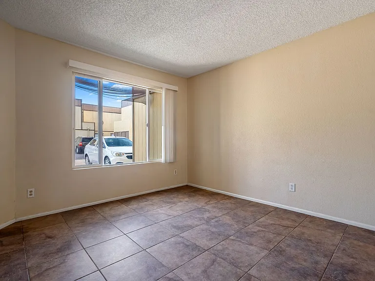 7-web-or-mls-1742 E Pepper Cir Apt 4--4_12132024