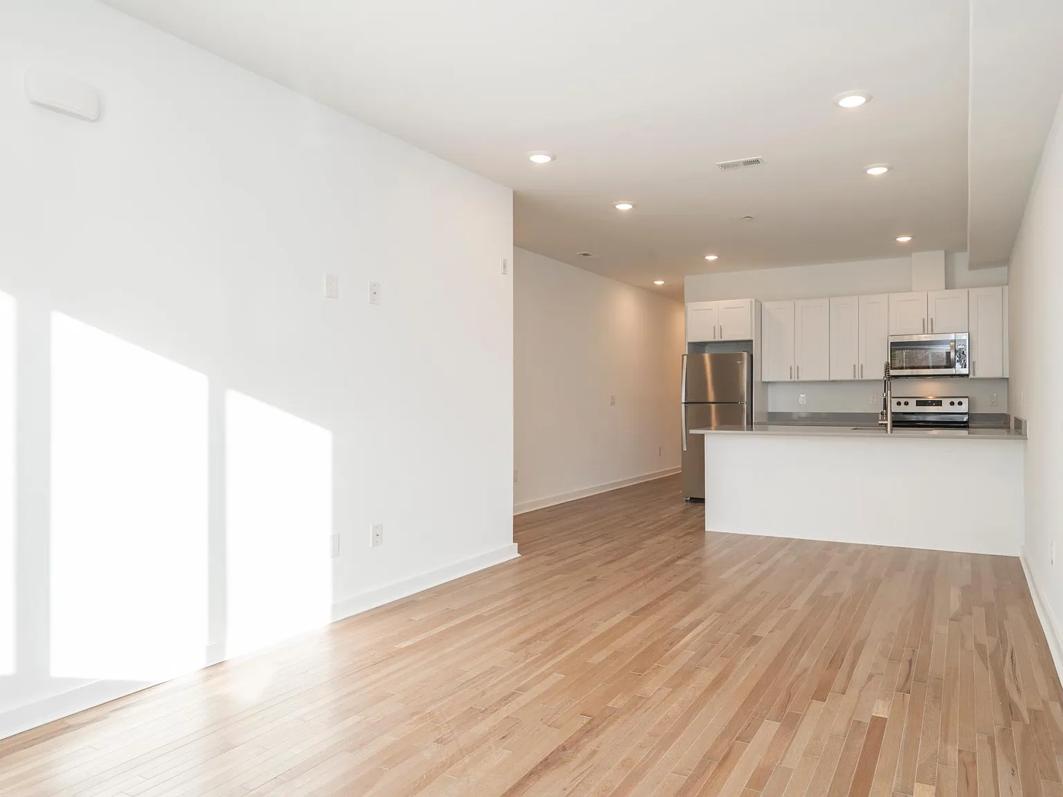 4 bed, 1727 sqft, $2,000 — Photo 2