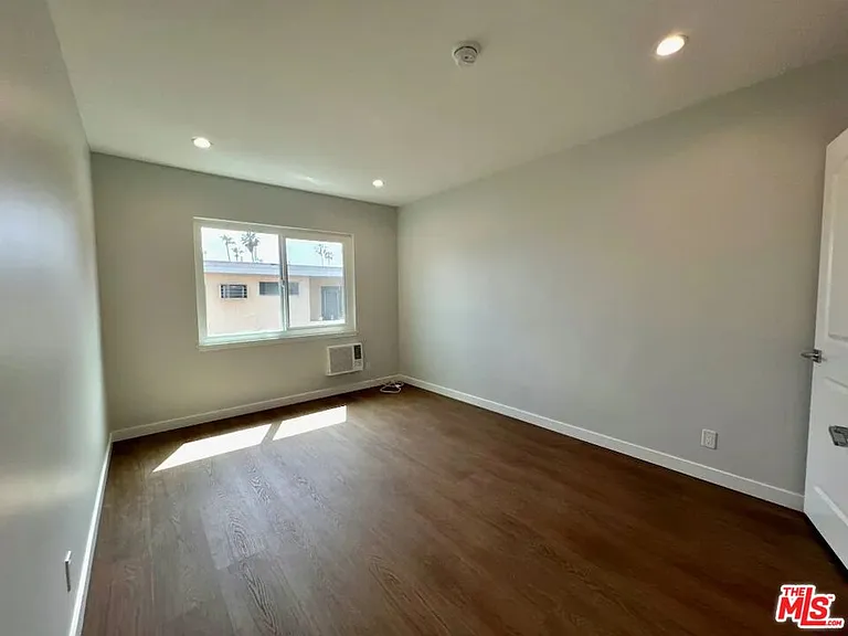 903 S Barrington Ave — Photo 24