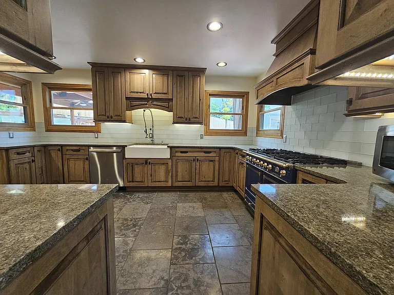10196 Westside Ct — Photo 3