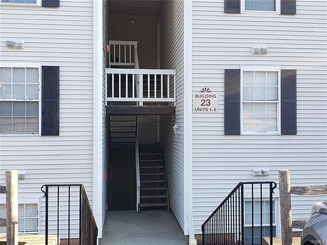 1st image of 23 Lexington Hl