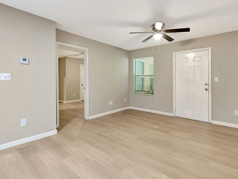 Creekside Apartments — Photo 18