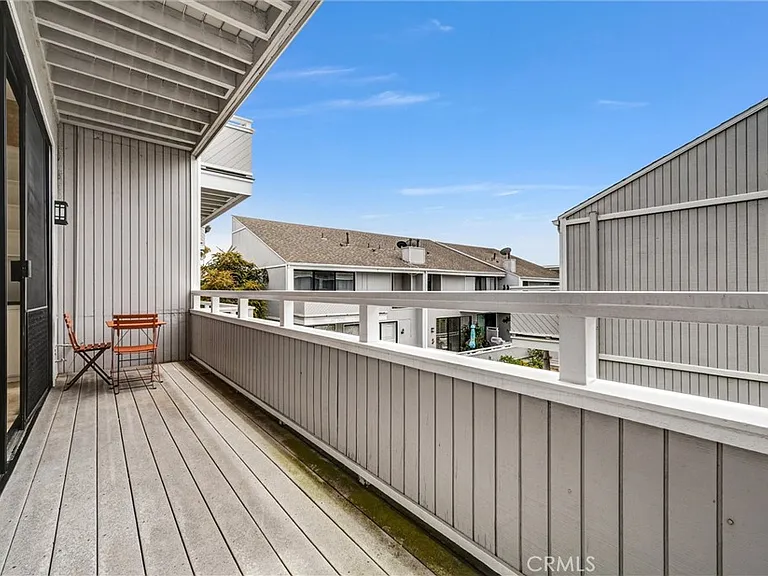305 Columbia St — Photo 13
