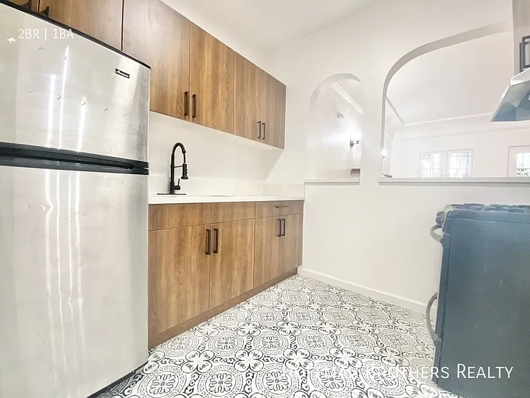 641 N Spaulding Ave — Photo 3