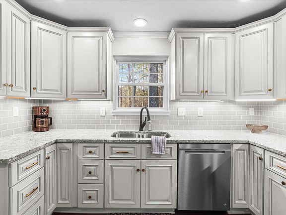 5th image of 9408 Somerset Dr