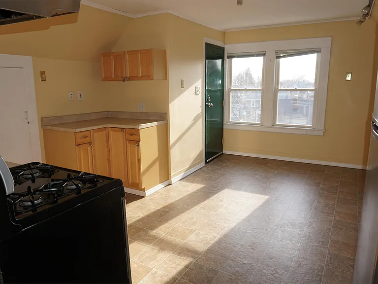 1575 W Broad St — Photo 9
