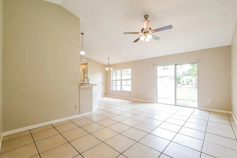 4 bed, 2.0 bath, 1872 sqft, $2,585 — Photo 3