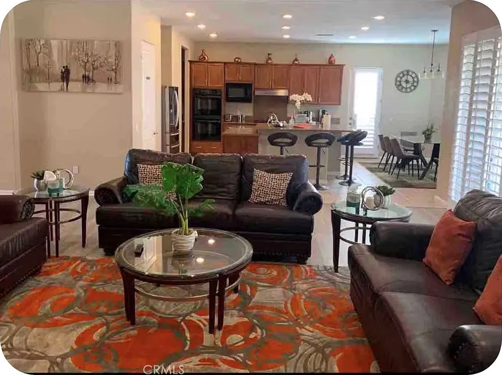 5 bed, 3.5 bath, 3207 sqft, $8,900 — Photo 2