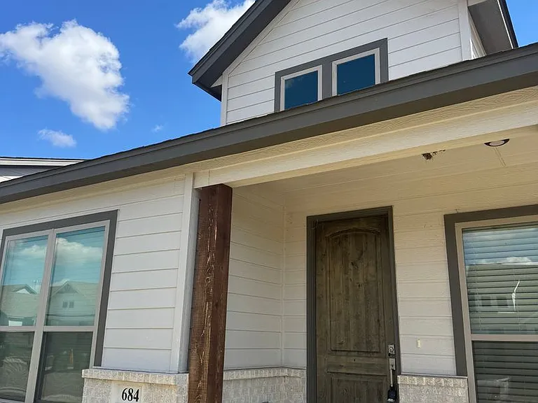 684 The Cottages Dr — Photo 2