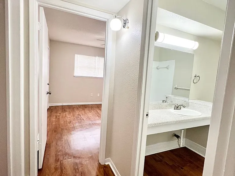 5THBS10 — Photo 20