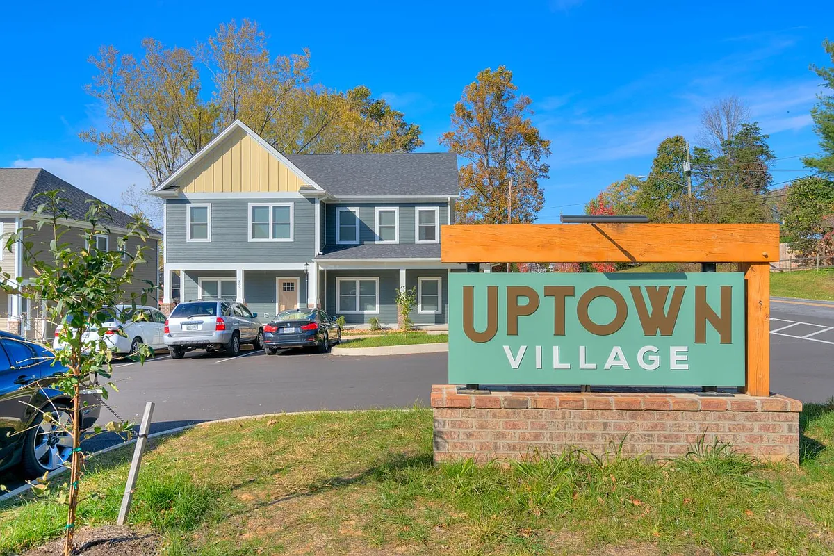 Building Photo - 204 Uptown Trl