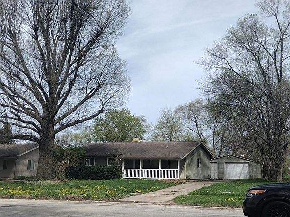 2nd image of 1415 E Ireland Rd