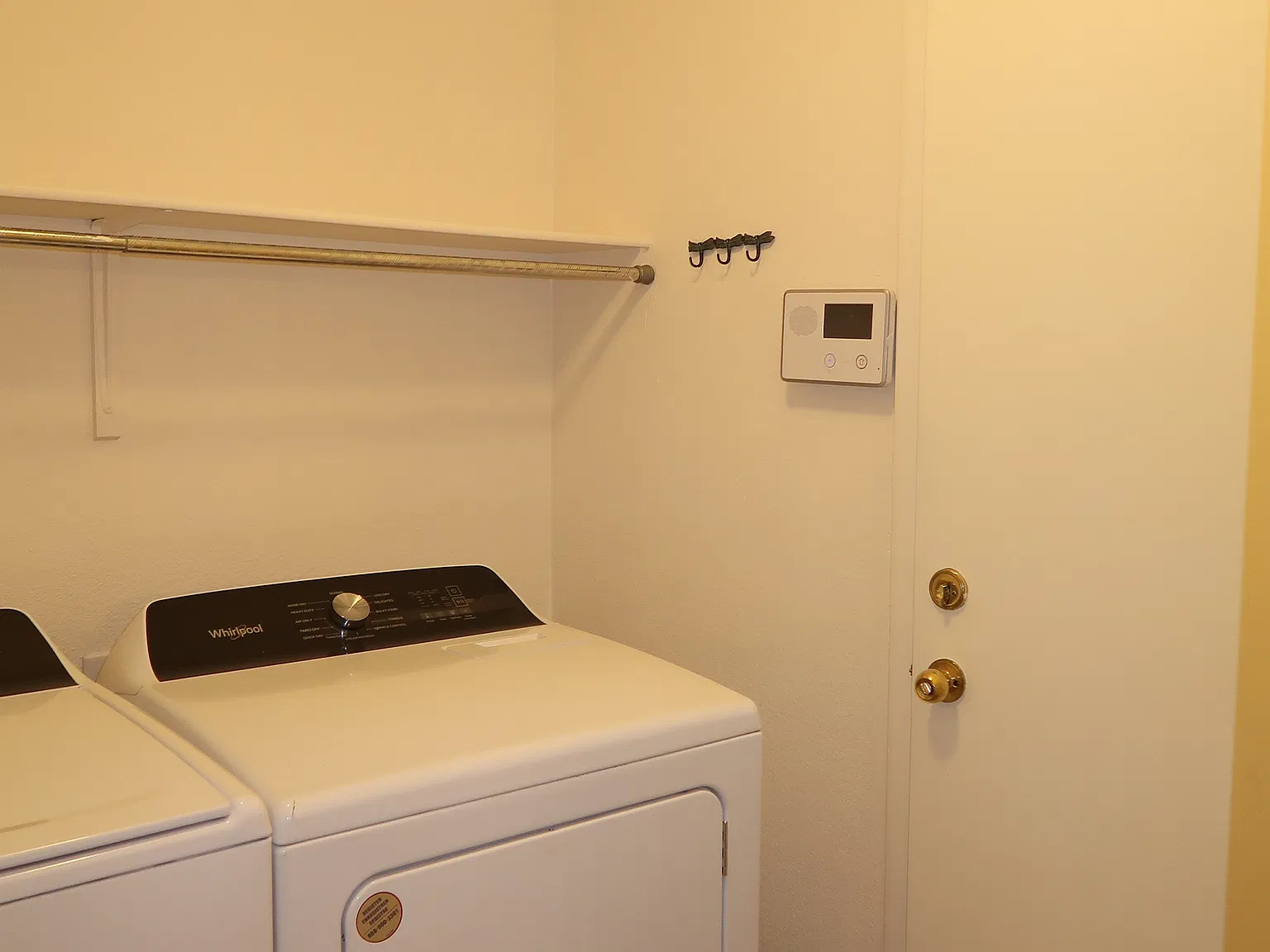 4 bed, 2.5 bath, 3920 sqft, $2,300 — Photo 3