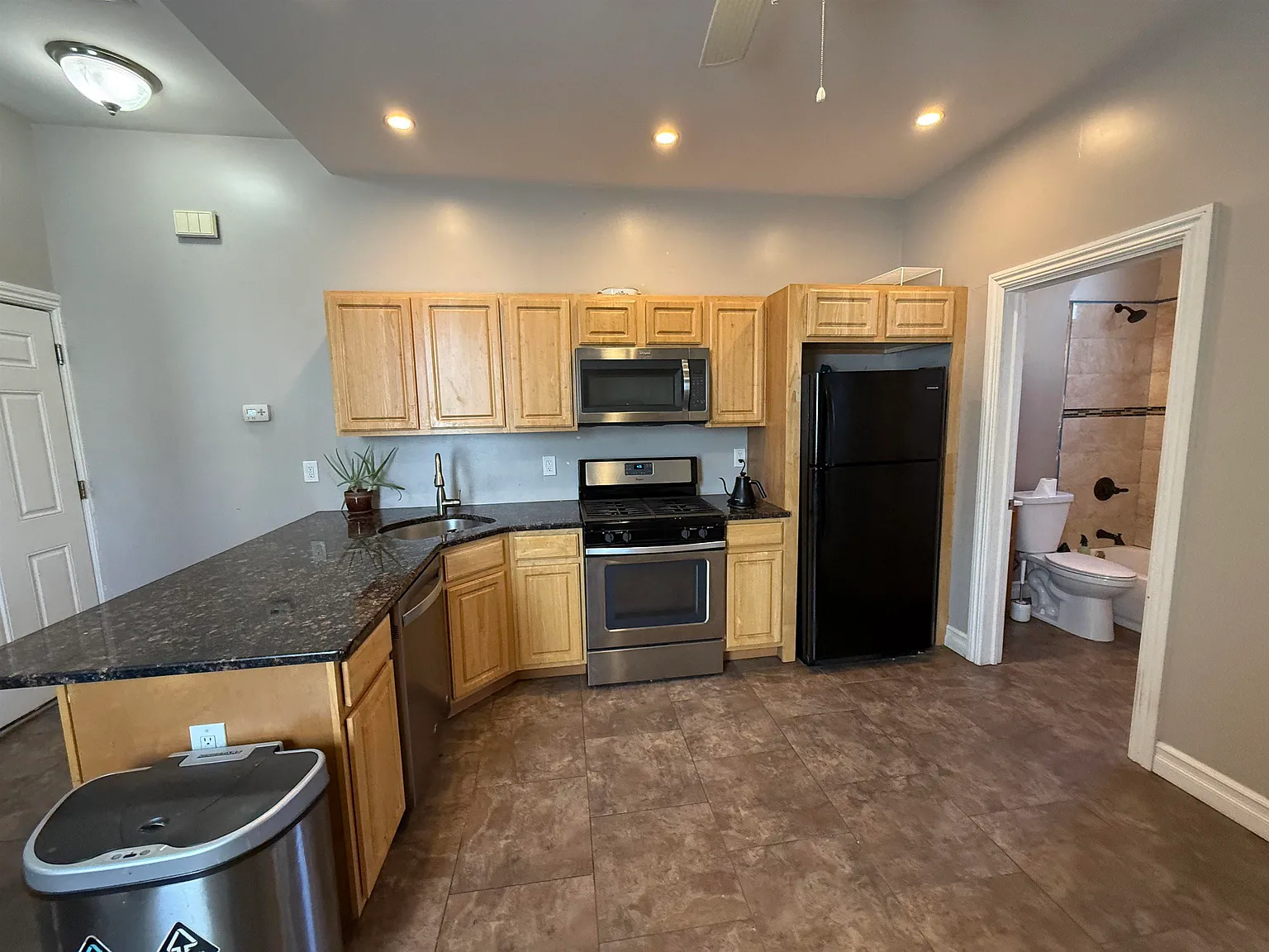 1 bed, 1.0 bath, 850 sqft, $2,200 — Photo 1