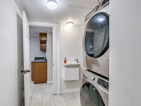 4th image of 2637 W Park Pl