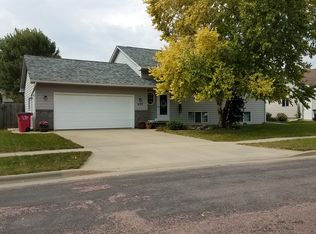609 Perry Ln, Harrisburg, SD 57032