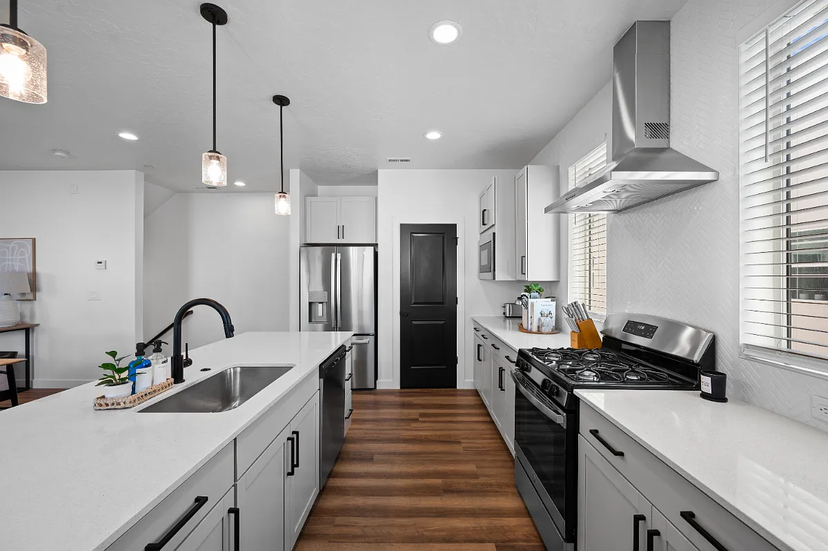 359 N 700 W — Photo 4