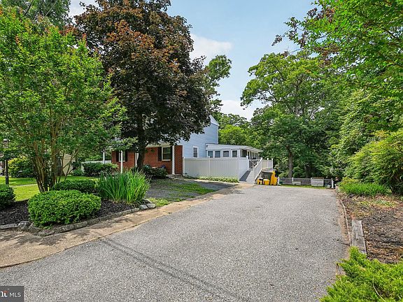 5th image of 884 Oakdale Cir