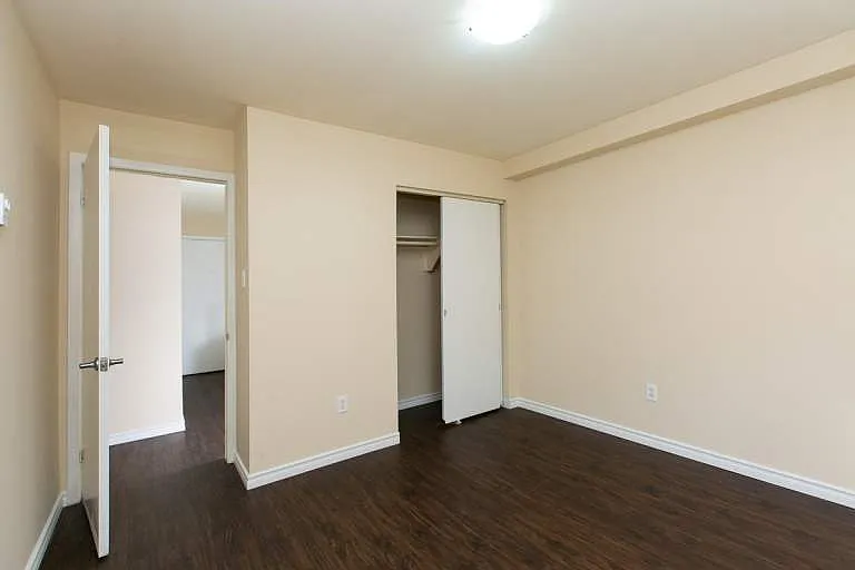 1025 King St E — Photo 6