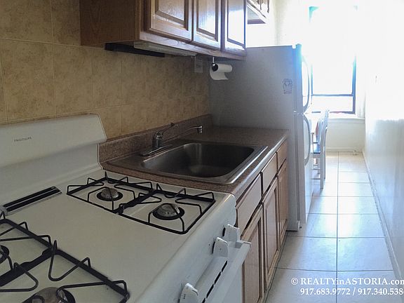 5th image of 2808 35th St APT 5A