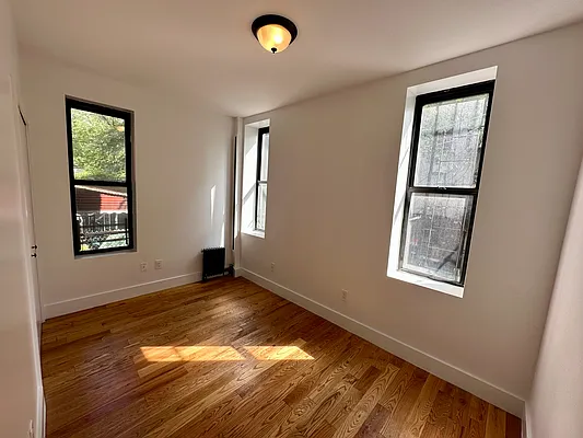 Rented by Max Apt LLC | media 19