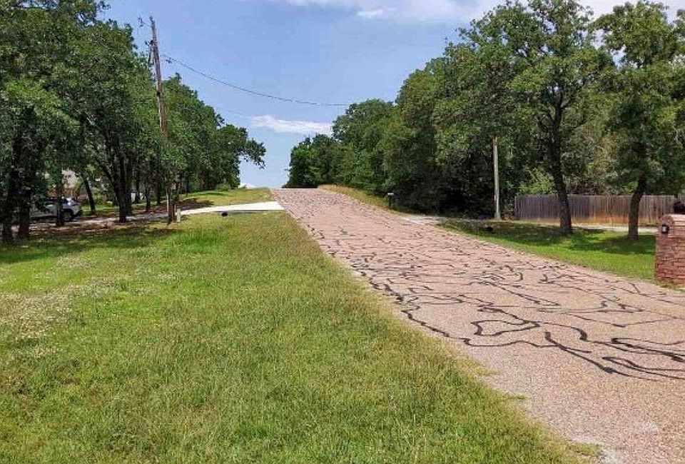 2nd image of 517 Shady Oaks Trl