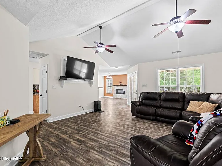 132 Forest Bluff Dr — Photo 5