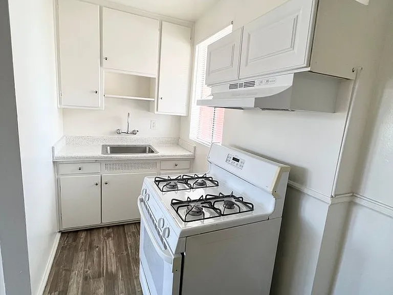 920 N Avalon Pl — Photo 5