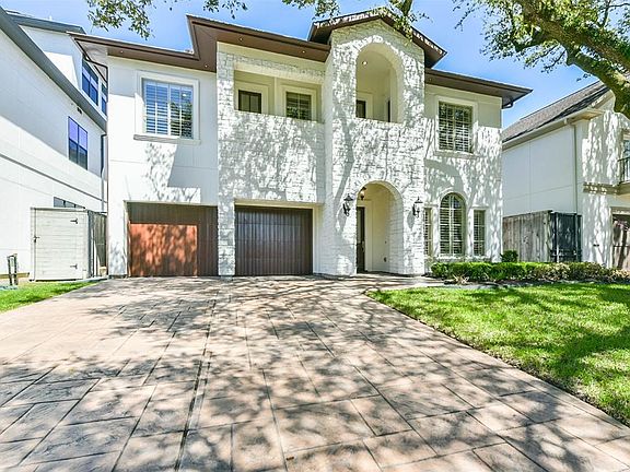 This beautiful 4 bedroom custom home, built by Carlton Construction, has great attention to detail and high end finishes. Note the lovely "Austin Stone" finish on the faÃ§ade.