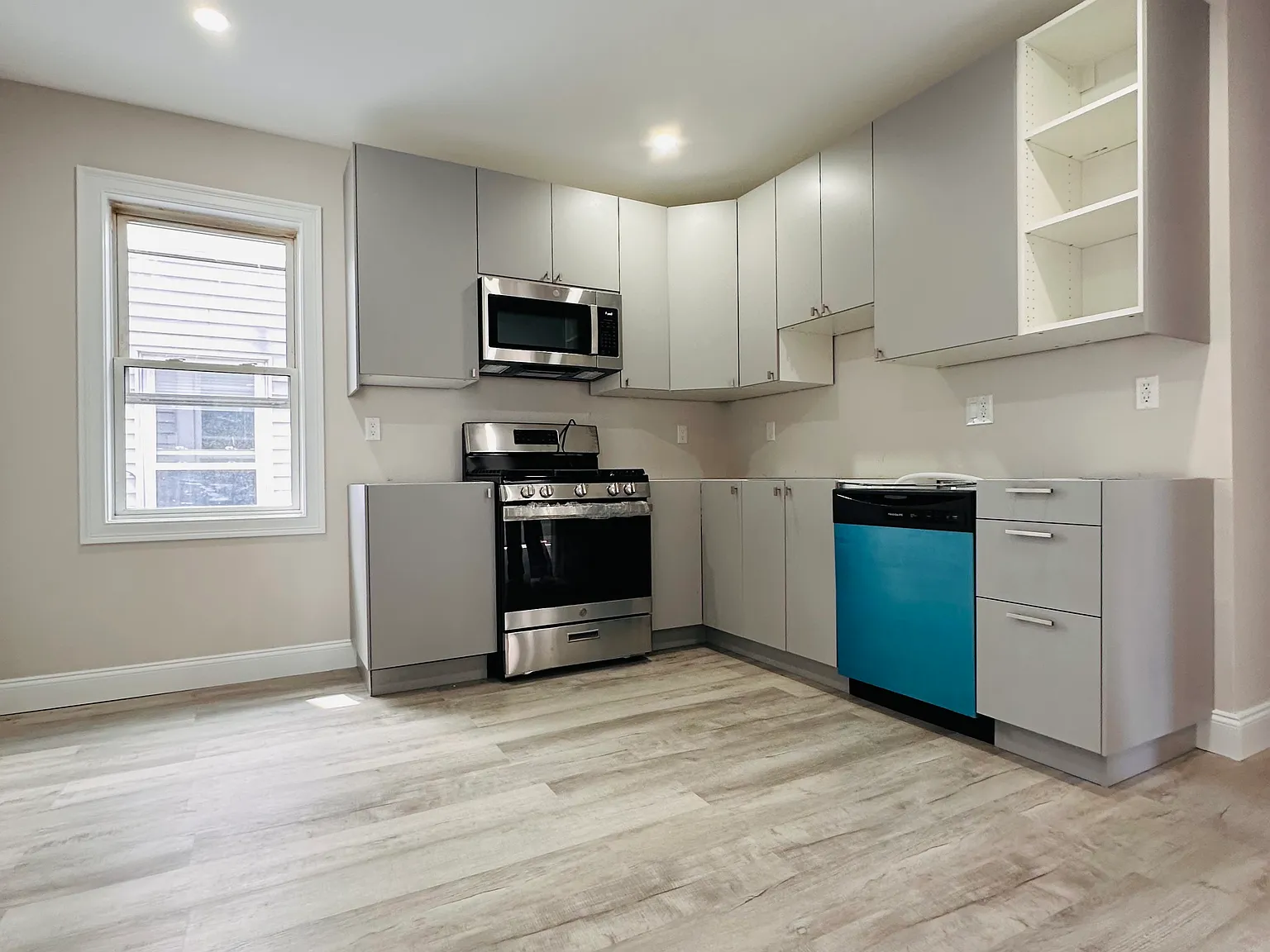 3 bed, 1200 sqft, $3,800 — Photo 2