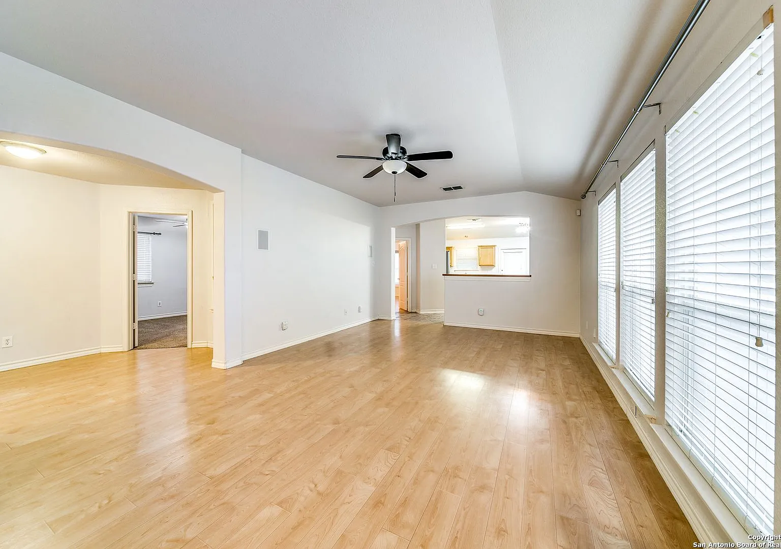 Charming Home Awaits: Spacious & Modern Living in a Prime Location — Photo 2