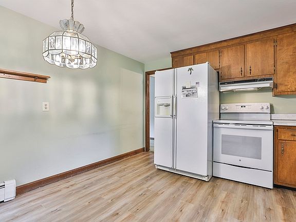 5th image of 443 Quinapoxet St